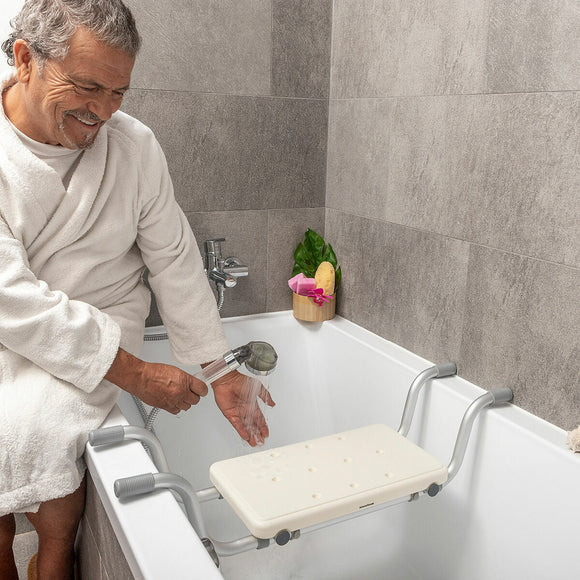 Uomo anziano che utilizza un sedile regolabile per vasca benefici e utilizzo in una vasca da bagno moderna