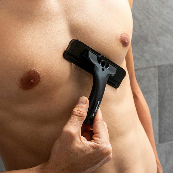 Rasoio per il corpo con manico estensibile utilizzato su petto maschile per una rasatura facile e sicura