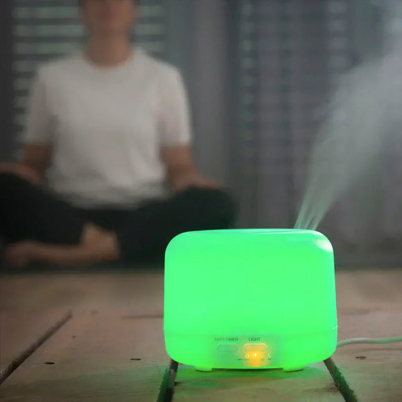 Diffusore di Aromi Smart con Luci LED di InnovaGoods in uso durante una sessione di meditazione