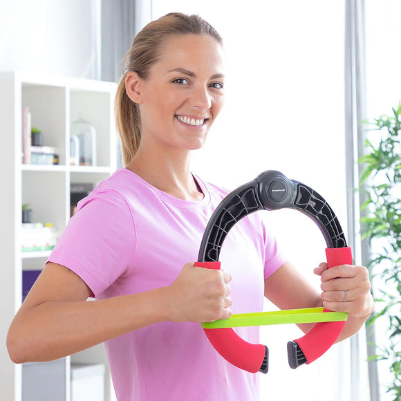 Donna sorridente che utilizza l'attrezzo regolabile per braccia, parte dei migliori attrezzi fitness intelligenti per casa