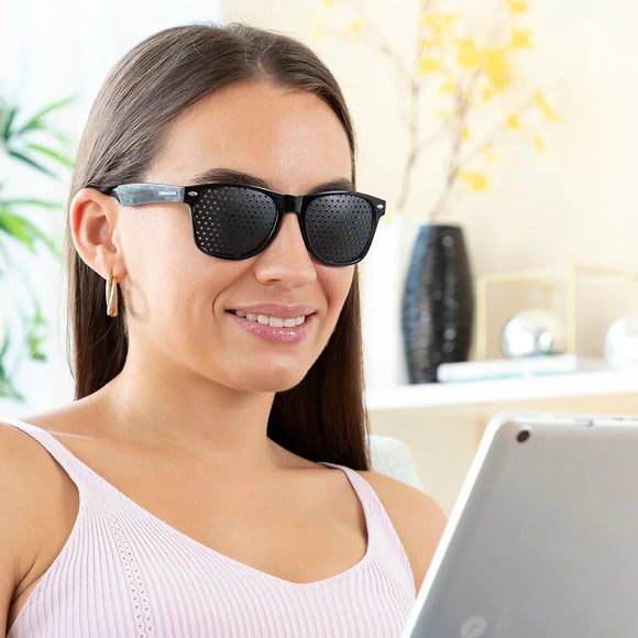 Occhiali Stenopeici Easview di InnovaGoods per le migliori soluzioni per affaticamento visivo durante l'uso di dispositivi digitali