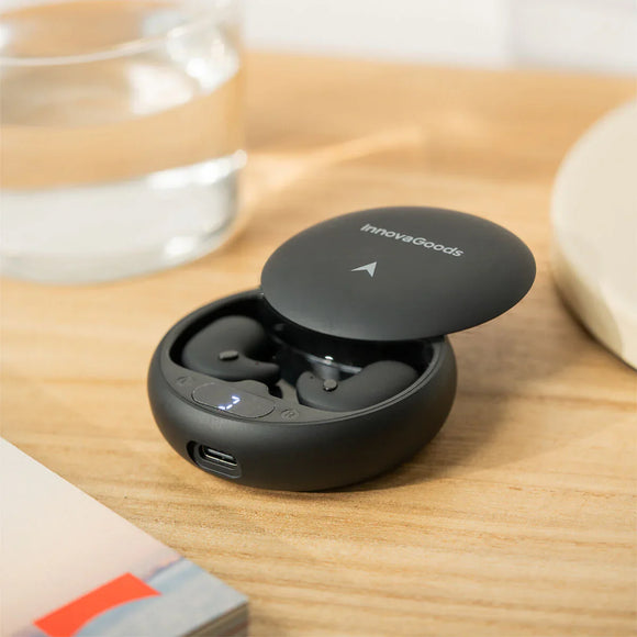 Mini auricolari invisibili per dormire Sonighty InnovaGoods in custodia su un tavolo di legno