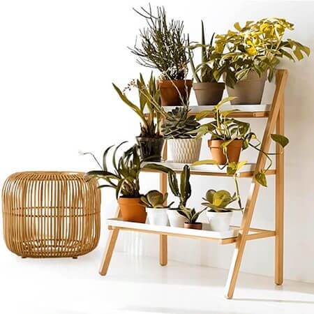 Collezione di accessori smart per casa e giardino con mensole per piante e ceste decorative