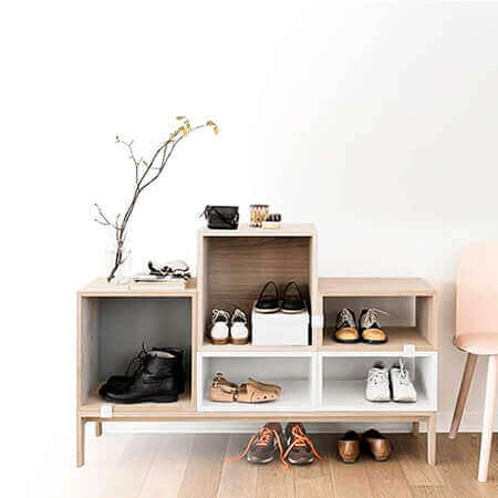 Collezione di decorazione e illuminazione con mobile per scarpe elegante e accessori decorativi