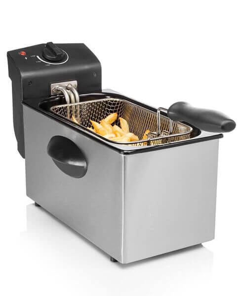 Friggitrice elettrica in acciaio inox con cestello e patatine fritte pronte per la cottura