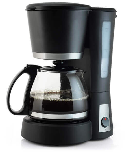 Macchina da caffè moderna con caraffa in vetro e design elegante per preparare il caffè