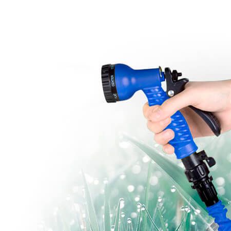 Attrezzature funzionali per giardinaggio, come un dettaglio di un tubo da giardino blu in uso su erba verde