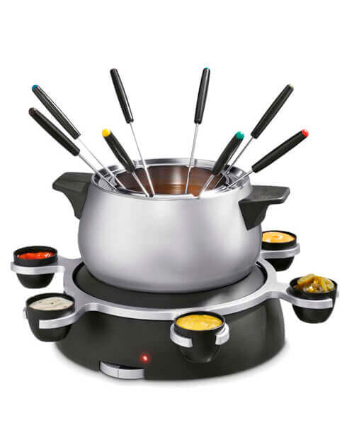 Raccolta di set per fondue con pentola in acciaio e forchette colorate per servire formaggi e cioccolato
