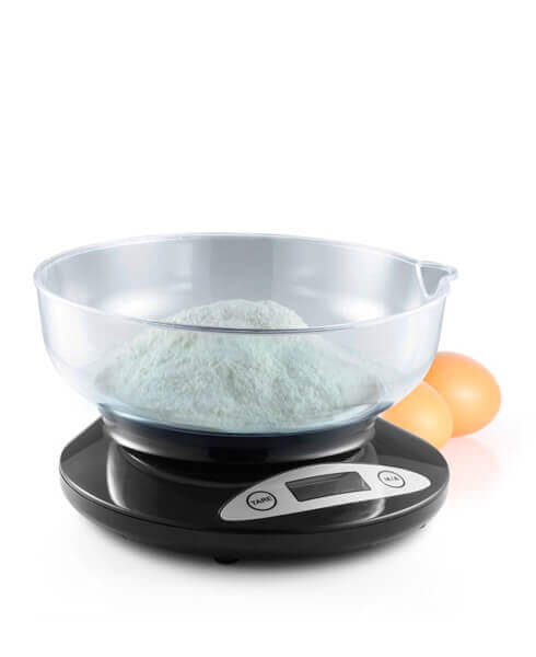 Bilancia da cucina digitale con ciotola trasparente e ingredienti per la preparazione di ricette