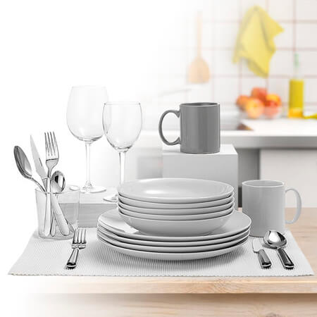 Collezione di utensili da cucina con piatti, posate e bicchieri eleganti per ogni preparazione culinaria
