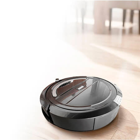Aspirapolvere robotico elegante in funzione su un pavimento per una pulizia efficiente e senza fatica