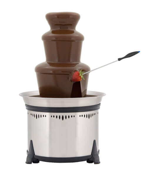 Cascata di cioccolato per feste con fragole pronte per una dolce esperienza culinaria condivisa
