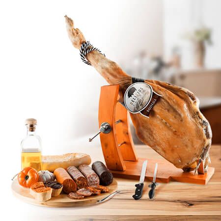 Collezione di prodotti gourmet innovativi con prosciutto, salumi e condimenti su un tavolo in legno