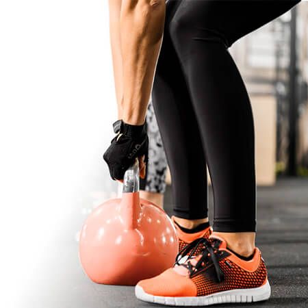 Attrezzi fitness innovativi come kettlebell per allenamenti efficaci e miglioramento della forma fisica