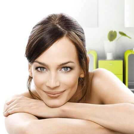 Ritratto di una donna che celebra la bellezza naturale con prodotti per la salute e la bellezza
