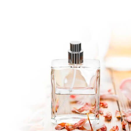 Collezione di profumi con flaconi eleganti e petali di fiori per un'atmosfera romantica