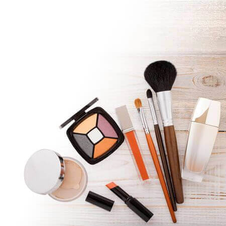 Collezione di trucco con strumenti e cosmetici per un look elegante e naturale