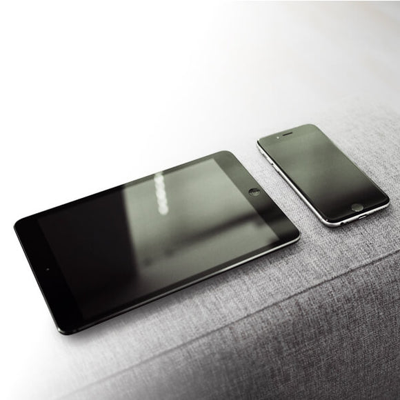 Collezione di smartphone e tablet innovativi su un divano, evidenziando design elegante e tecnologia avanzata