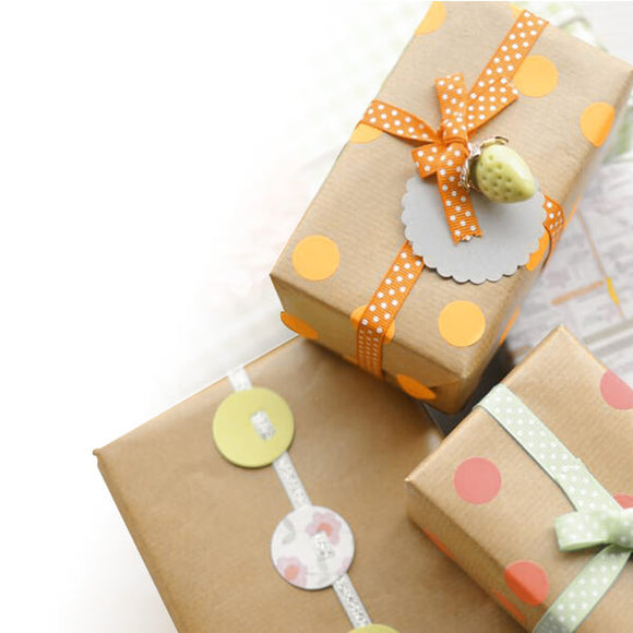 Collezione di Regali Decorati con Carta da Regalo Colorata e Fiocchi per Occasioni Speciali