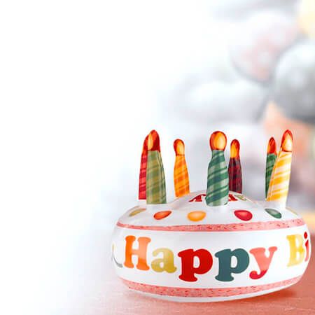 Idee regalo compleanno originali con torta decorata e candeline colorate per festeggiare