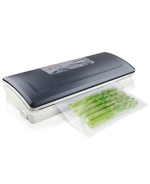 Sigillatrice sottovuoto professionale con asparagi freschi in confezione sottovuoto