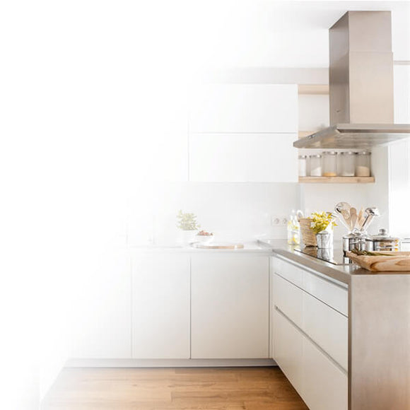 Collezione di cucine moderne con ripiani in legno e finiture bianche eleganti, ideale per spazi contemporanei