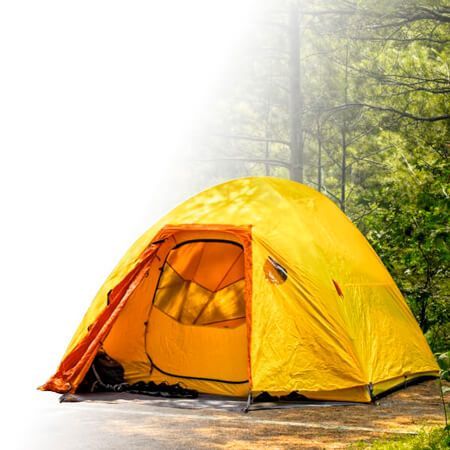 Tenda da campeggio gialla in un bosco, ideale per avventure all'aperto e comfort nella natura