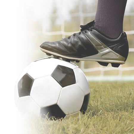 Scarpa da calcio nera su un pallone bianco e nero, perfetta per il gioco competitivo all'aperto.