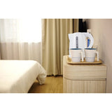 Bollitore elettrico Adler 1 litro su un comodino con tazze, ideale per la casa e cucina