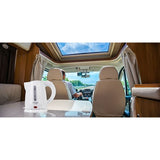 Bollitore elettrico Adler 1 litro posizionato all'interno di un camper con vista sul conducente