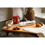 Frullatore ad immersione Adler 850W su un tagliere di legno con frutta fresca e barattolo