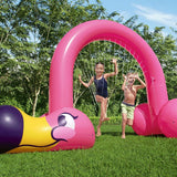 Irrigatore flamingo da giardino Bestway con bambini che giocano sotto l'acqua in un giardino verde