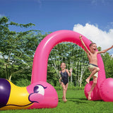 Irrigatore flamingo da giardino Bestway con bambini che si divertono sotto i getti d'acqua colorati
