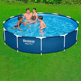 Familia che si diverte in piscina fuori terra Bestway 366x76 nel giardino verde