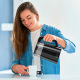 Bollitore elettrico Black & Decker in uso per versare acqua calda in una tazza da tè