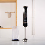 Frullatore a immersione Black & Decker con bicchiere in plastica per preparazioni facili in cucina