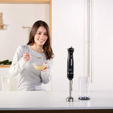 Frullatore a immersione Black & Decker in uso con una donna che mescola una ciotola di cibo in cucina