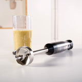 Frullatore a immersione Black & Decker con lama in acciaio e bicchiere pieno di smoothie cremoso