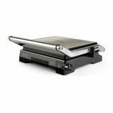 Piastra grill elettrica Black & Decker con superficie antiaderente per cottura uniforme agli alimenti.