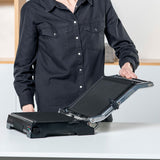 Piastra grill elettrica Black & Decker in uso con ante inclinabili su un tavolo moderno