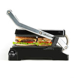 Piastra grill elettrica Black & Decker in azione con panini e verdure fresche