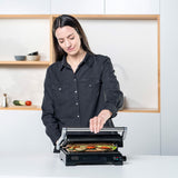Piastra grill elettrica Black & Decker in uso con verdure grigliate su un piano di lavoro moderno