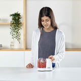 Robot da cucina Black & Decker in uso per tritare verdure fresche con design moderno