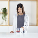 Tritatutto Black & Decker con donna che prepara ingredienti freschi in cucina