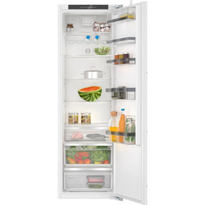 Interno del frigorifero incasso BOSCH KIR81ADD0 con ripiani organizzati e scomparti per frutta e verdura