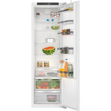 Interno del frigorifero incasso BOSCH KIR81ADD0 con ripiani organizzati e scomparti per frutta e verdura