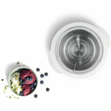 Immagine della gelatiera Bosch con ciotola in acciaio inox e gelato ai frutti di bosco e panna