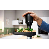 Tritatutto Bosch potente 1900W con erbe fresche e frutta su un piano cucina moderni