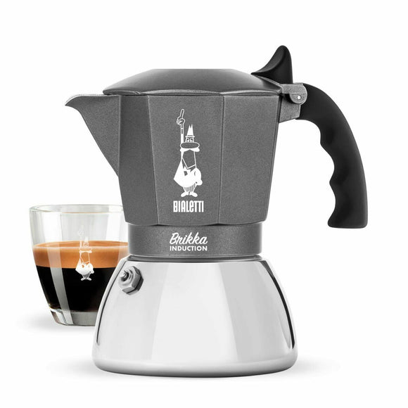 Caffettiera Bialetti Brikka alluminio con design elegante e tazza di caffè espresso accanto
