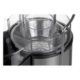 Dettaglio del mixer Clatronic AE 3532 nero con copertura trasparente e scivolo per ingredienti.